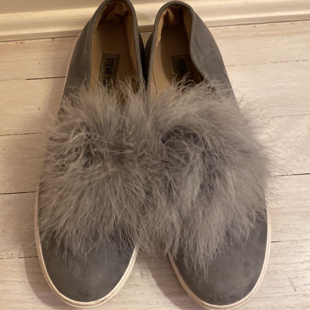 Steve Madden “Emily” gray suede slip on sneakers w/ fluffy feathers Size 8.5